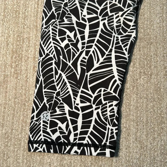 Lululemon Wunder Under Crop Full-On Luxtreme Roll Down Black High Waist Size 4 - Picture 10 of 11